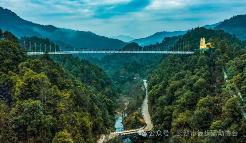 皇龍峽大峽谷高空全透明全景玻璃橋等你來心跳,。