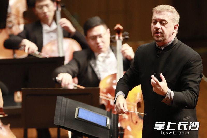 萊納斯·勒納擔任音樂會指揮,。