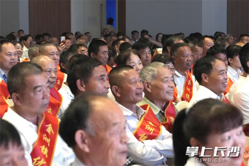 寧鄉(xiāng)市金洲鎮(zhèn)優(yōu)秀“三長(zhǎng)”們的宣講感人至深，以其凡人善舉感動(dòng)激勵(lì)了更多的人,。