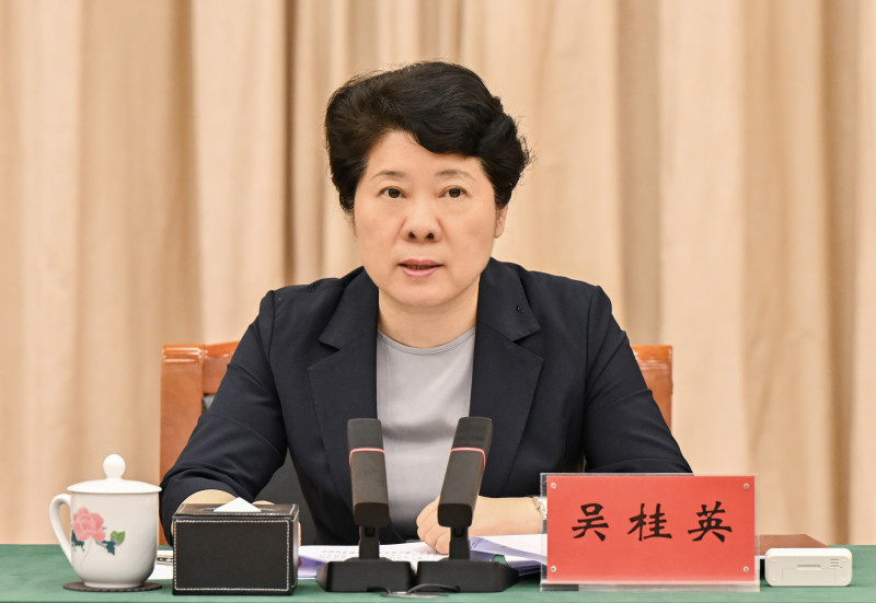 省委常委,、市委書記吳桂英主持會議并講話。
