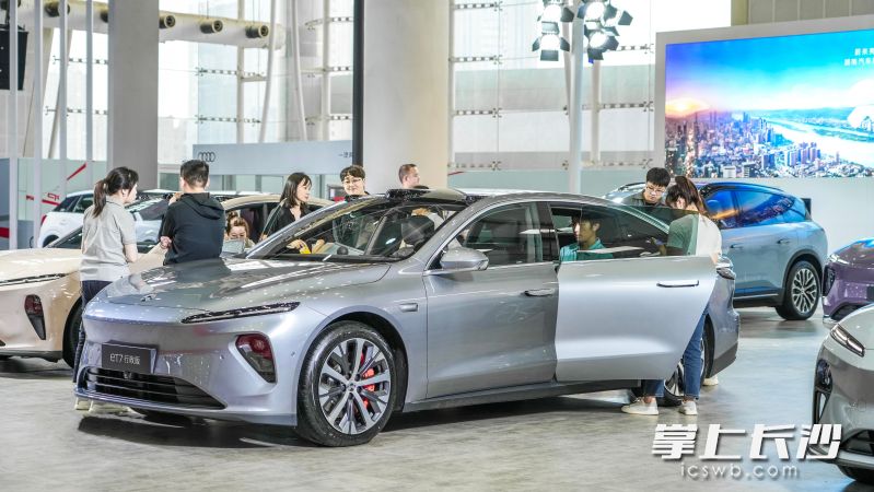 在湖南車展首秀的新款ET7成為蔚來展位的“人氣王”,。  通訊員供圖