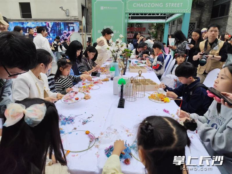 大家嘗試非遺手作,。  均為主辦方供圖