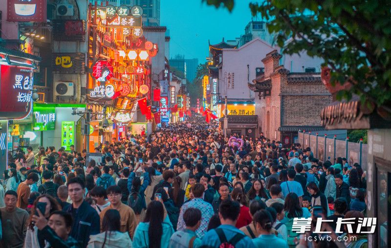 5月1日傍晚，太平老街人流如織,，游客們邊逛邊吃,。  均為長沙晚報全媒體記者鄒麟攝