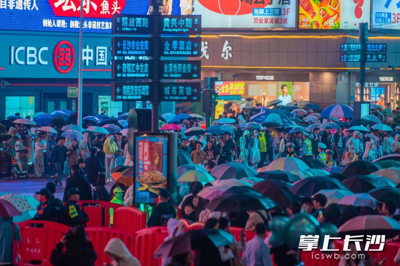 黃興銅像解放路口來來往往的游客,。