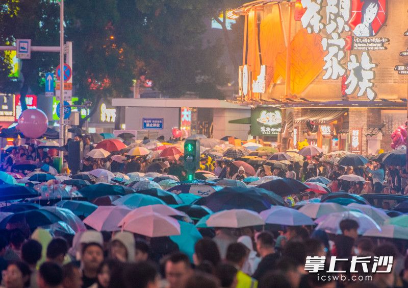 天空下了點小雨,，但絲毫阻擋不住游客對長沙的熱情,。