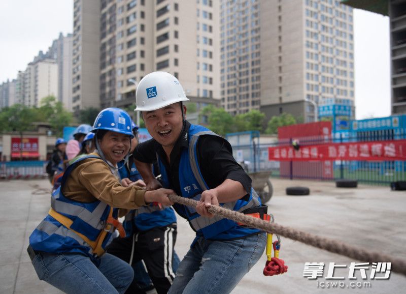 建筑工人們正在進(jìn)行拔河比賽,。
