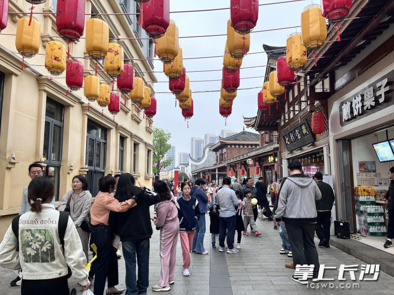 五一假期第一天,，洋湖水街人氣火爆,。  均為長(zhǎng)沙晚報(bào)全媒體記者羅亞坤、通訊員彭卓凡攝