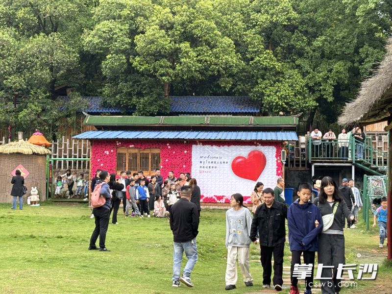 長沙縣江背鎮(zhèn)的錦繡江南景區(qū)人流如織,。  均為長沙縣文旅局供圖