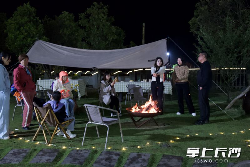 在位于影珠山間的桐樂·影山居度假民宿,，游客們在戶外舉行篝火晚會,。