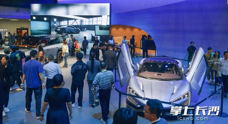 湖南車展上新能源車“國貨之光”大放異彩,。仰望系列汽車吸引著眾人的目光,。  長沙晚報全媒體記者 鄒麟 攝