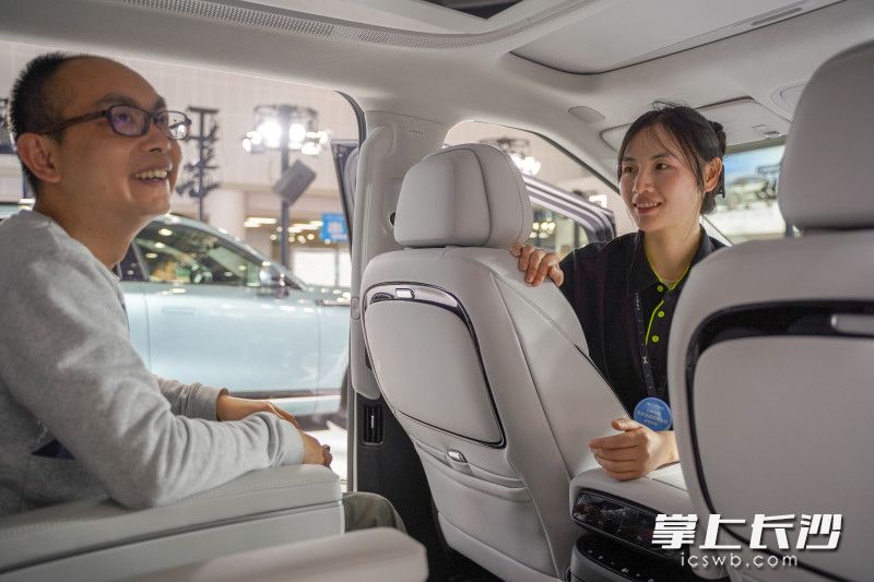 為顧客講解車的同時(shí),，也能考慮顧客的切實(shí)需求,，小鵬展臺(tái)銷售人員的服務(wù)讓顧客露出笑容。 