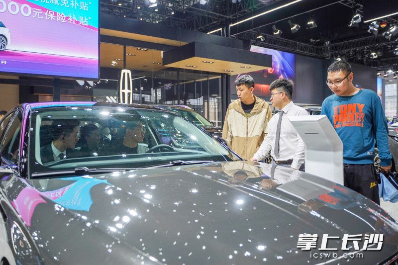 火熱的車型旁,，往往有幾波顧客一起體驗(yàn)，銷售人員分工講解車外車內(nèi),。 