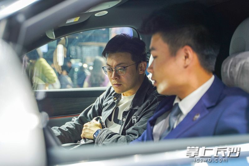 面對(duì)顧客專業(yè)性較強(qiáng)的問題,，銷售人員展示過硬的專業(yè)水準(zhǔn)，為顧客答疑解惑,。