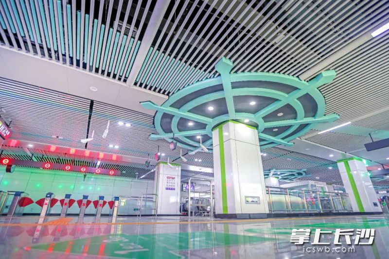 靈官渡站采用“輪舵盤”的造型點(diǎn)名主題，將歷史符號(hào)呈現(xiàn)在天花板上,。  長(zhǎng)沙地鐵供圖