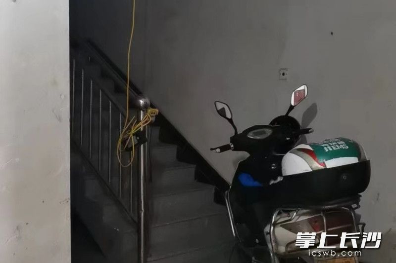 消防監(jiān)督檢查的過(guò)程中發(fā)現(xiàn)一起飛線(xiàn)充電,。長(zhǎng)沙晚報(bào)通訊員 尋艷 供圖