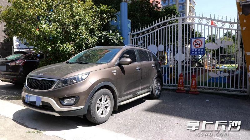 一輛私家車停在了幼兒園的消防通道上,。長沙晚報(bào)通訊員 尋艷 供圖