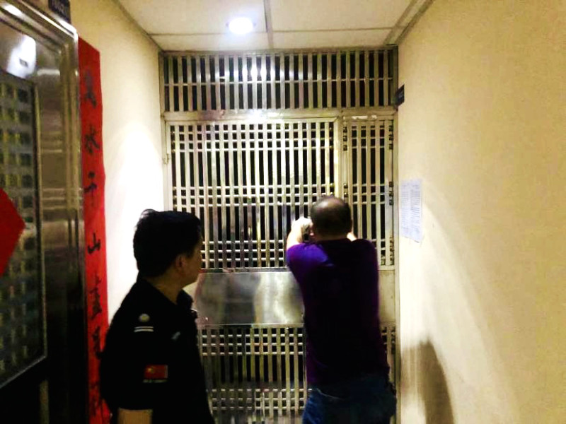 消防栓被鎖在鐵門背后,，一旦起火無法啟用。 均為長沙晚報通訊員 童文敏 供圖