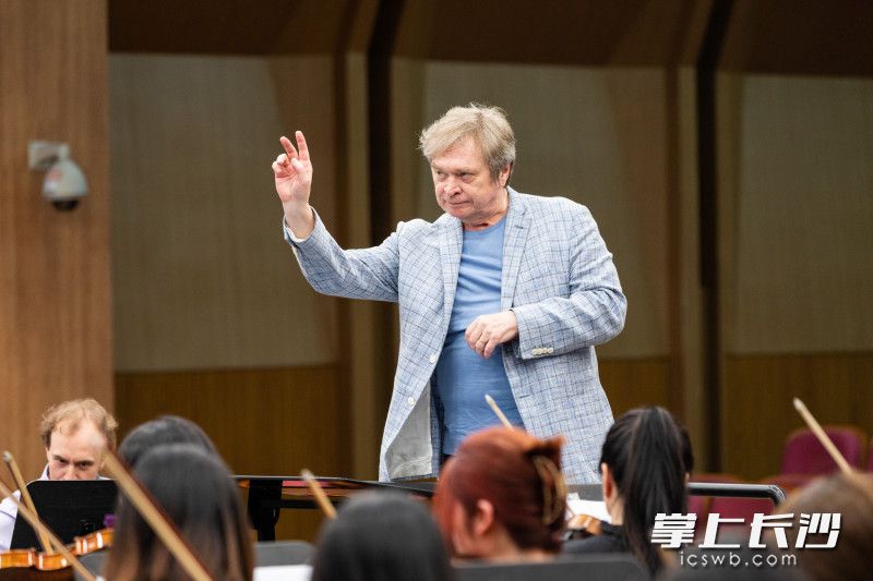 圣彼得堡愛樂樂團首席指揮尼古拉·阿列克謝耶夫與湖南師范大學(xué)瀟湘愛樂樂團合作演奏,。
