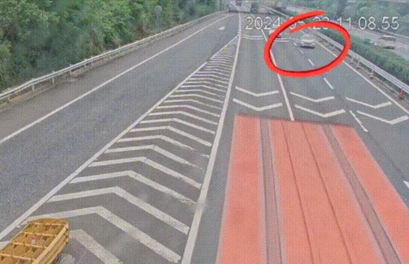 小車在行駛過(guò)程中錯(cuò)過(guò)出口后在快速車道上停車,。長(zhǎng)沙晚報(bào)通訊員供圖