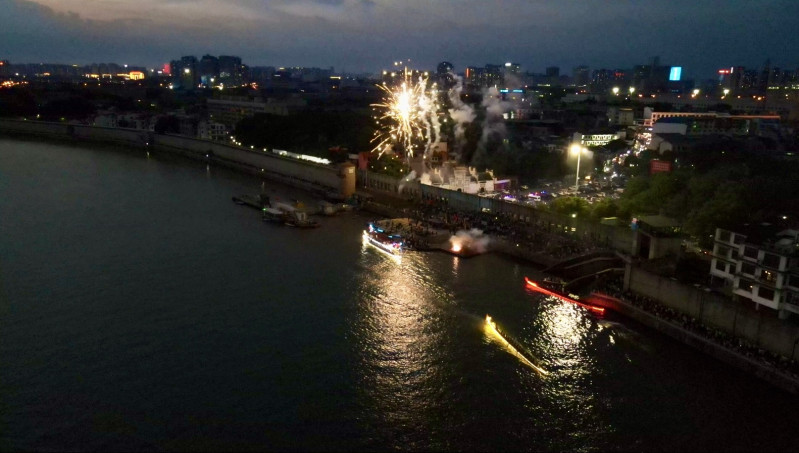 各碼頭的龍舟如流光閃動，在河面上激起層層浪花,。?梨街道供圖