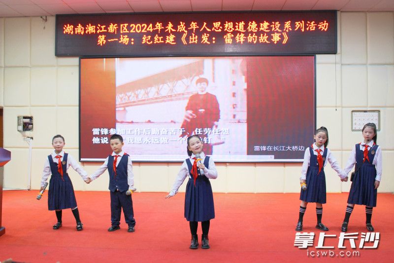 學(xué)生帶來(lái)節(jié)目表演。