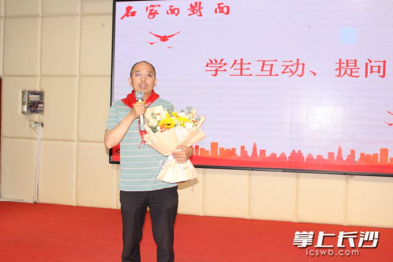 紀(jì)紅建與學(xué)生互動(dòng)交流。