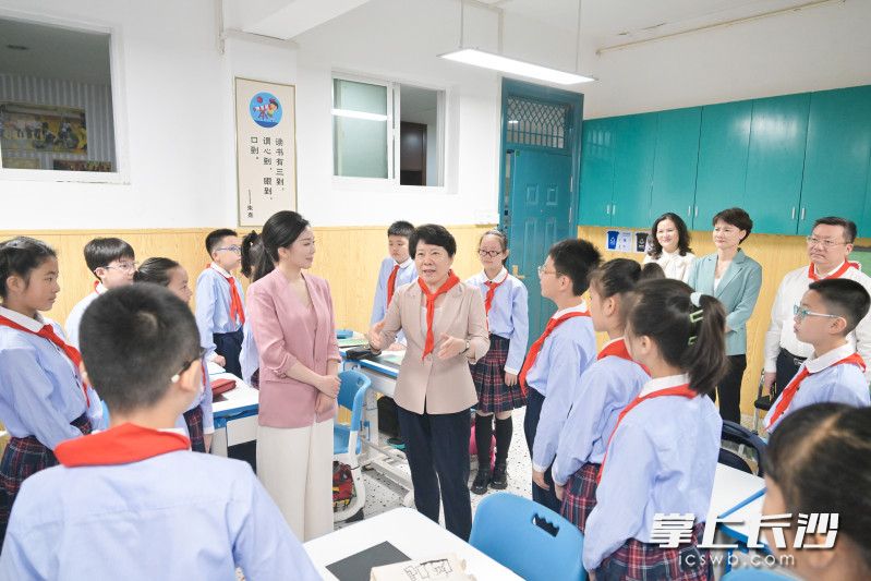 在育英學(xué)校,，吳桂英現(xiàn)場觀摩“美麗文字·民族瑰寶”思政課，并與師生互動交流,。