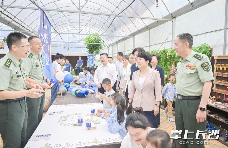 吳桂英在國防科大一號園區(qū)幼兒園觀看科技成果展示,，與老師家長交流，鼓勵孩子們“做現(xiàn)在的科學(xué)迷,、未來的科學(xué)家”,。