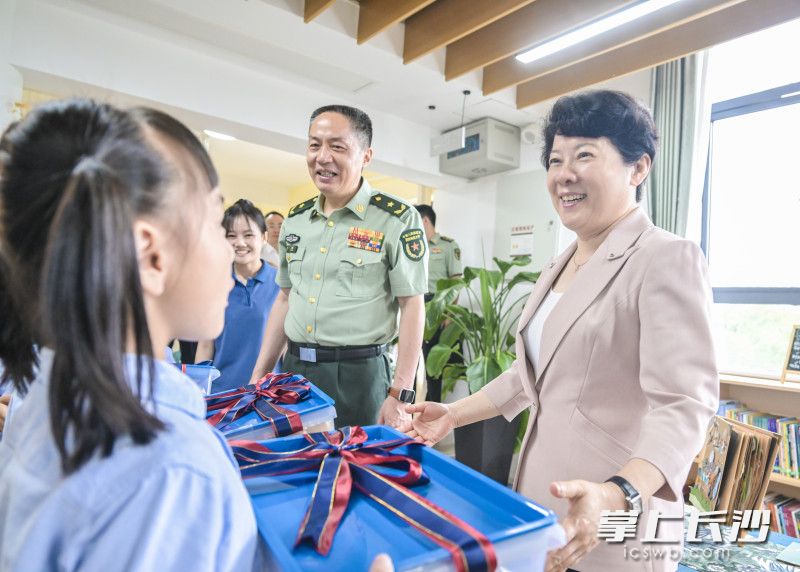 吳桂英走訪國防科大一號園區(qū)幼兒園,，為孩子們送上節(jié)日祝福。