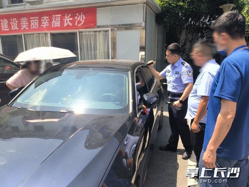 民警砸車(chē)窗救人。 長(zhǎng)沙晚報(bào)通訊員 唐采苓 供圖