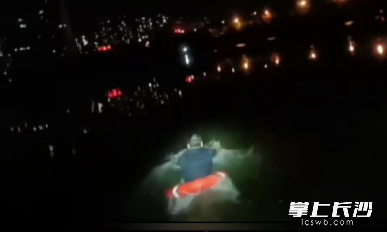 輔警趙向朝呼救者游去。  視頻截圖