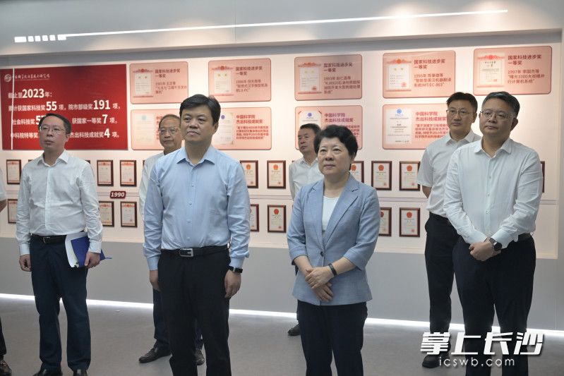 吳桂英在中國科學院計算技術(shù)研究所考察對接工作,。