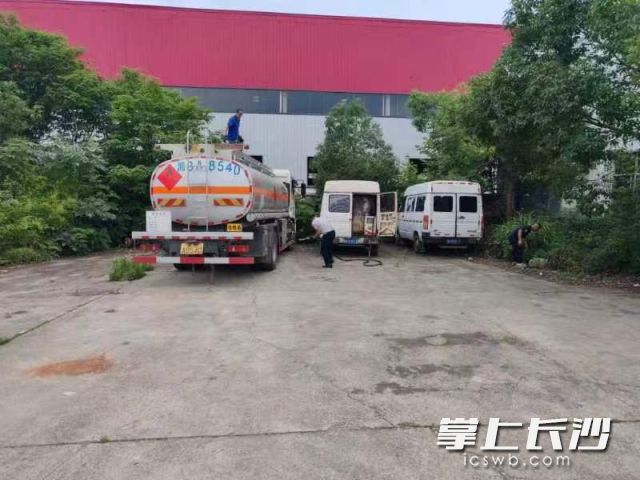 執(zhí)法現(xiàn)場發(fā)現(xiàn)的滿載柴油的油罐車及兩輛經(jīng)過非法改裝的流動(dòng)加油車輛,。  長沙晚報(bào)通訊員 秦曉陽 供圖