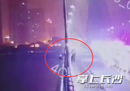 眾人合力,，將男子從死亡邊緣拉了回來,。  視頻截圖