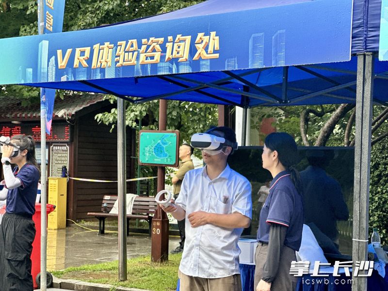 現(xiàn)場市民進行VR體驗。