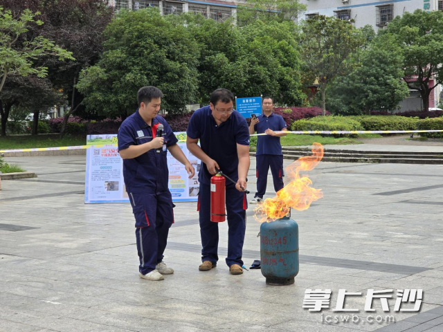 工作人員現(xiàn)場手把手教授火災(zāi)撲救等應(yīng)急技能,。均為長沙晚報通訊員向玲婭供圖