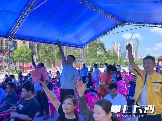 活動現(xiàn)場市民踴躍答題。均為長沙晚報(bào)通訊員秦曉陽供圖