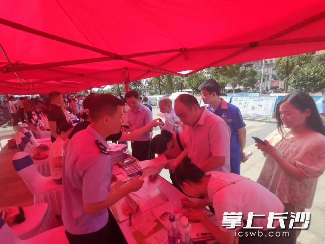 前來咨詢的市民絡(luò)繹不絕,。