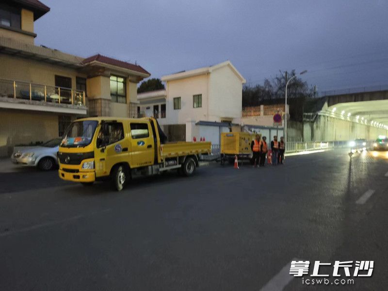 出動57臺次車輛設備,、雨花區(qū)市政131人通宵作業(yè)迎暴雨,。