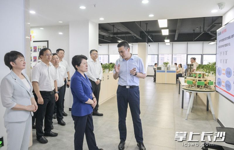 6月17日，省委常委,、市委書(shū)記吳桂英在開(kāi)福區(qū)調(diào)研,，走進(jìn)湖南艾科諾維科技有限公司了解企業(yè)生產(chǎn)經(jīng)營(yíng)、研發(fā)創(chuàng)新等情況,。