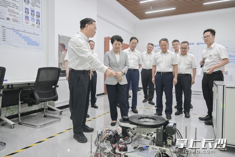 18日下午,，省委常委、市委書記吳桂英在湖南大學(xué)調(diào)研,，走進(jìn)岳麓山工業(yè)創(chuàng)新中心瀟湘實(shí)驗(yàn)室聽取相關(guān)介紹,。