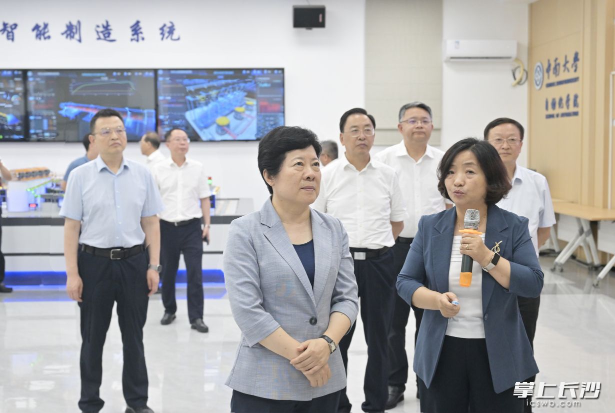 19日下午,，省委常委、市委書記吳桂英調(diào)研中南大學,，走訪工業(yè)智能與系統(tǒng)實驗室,。