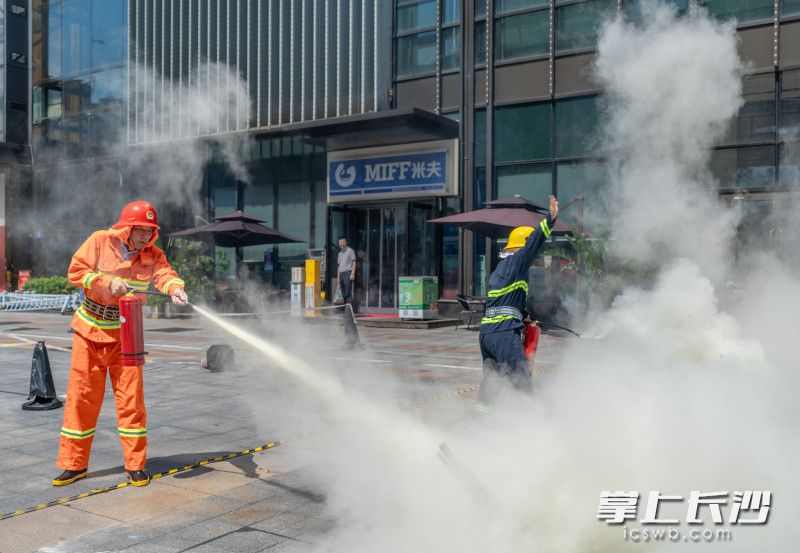 手提滅火器奔跑50米滅火實操,。