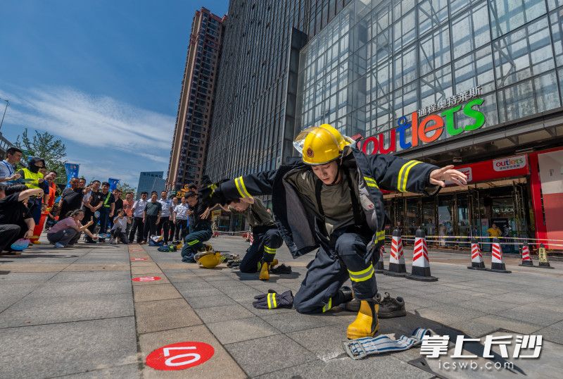 消防技能大比拼現場，救援隊員大顯身手,。  均為長沙晚報全媒體記者陳飛攝