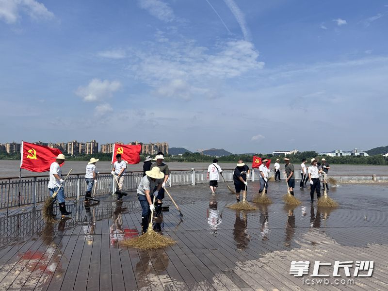 黨員帶頭,，全體干部職工齊心協(xié)力清淤。