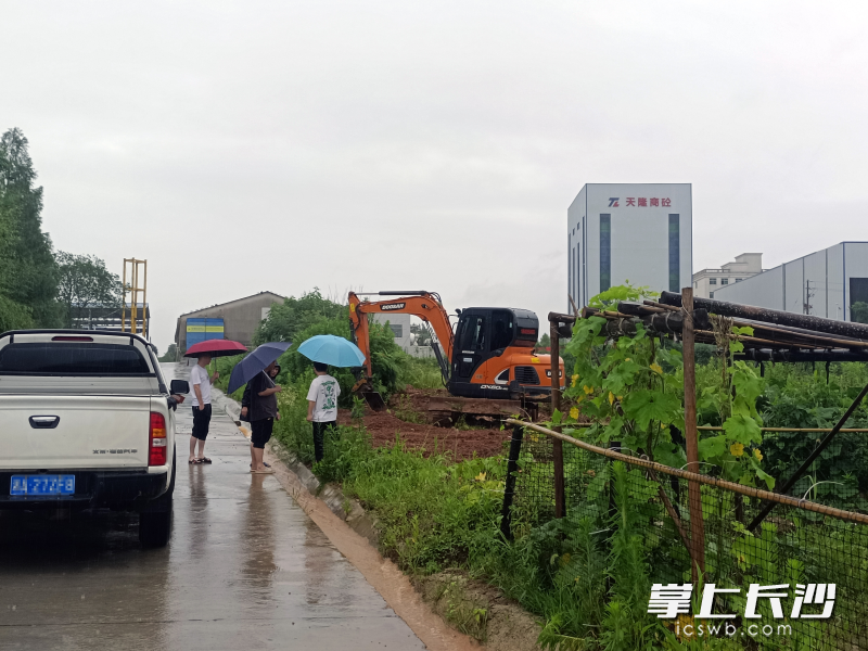 經(jīng)過2個小時的冒雨操作,，溝渠疏通，急水終于變緩,，黃泥水也不再流向主干道和魯立勇家了,。  通訊員供圖