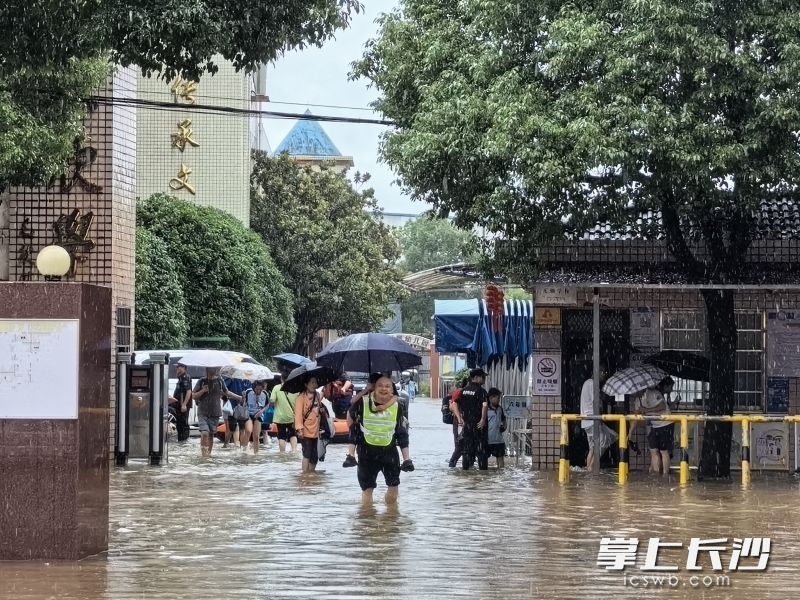近700名師生被困,，?梨街道集結(jié)黨員干部志愿者,、藍天救援隊趕赴現(xiàn)場展開救援。 均為街道供圖