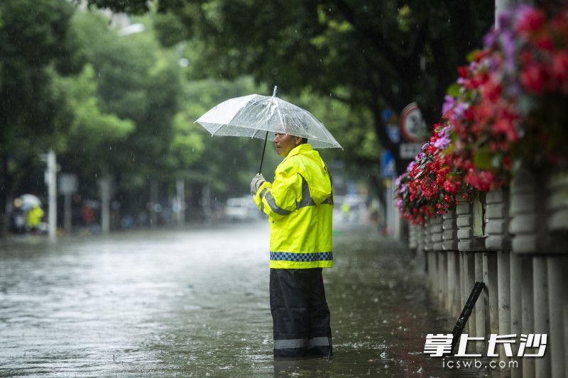 6月24日13時30分，芙蓉區(qū)曙光路,，芙蓉市政工作人員守著一處排水口,。不遠(yuǎn)處，積水已經(jīng)在快速消退,。