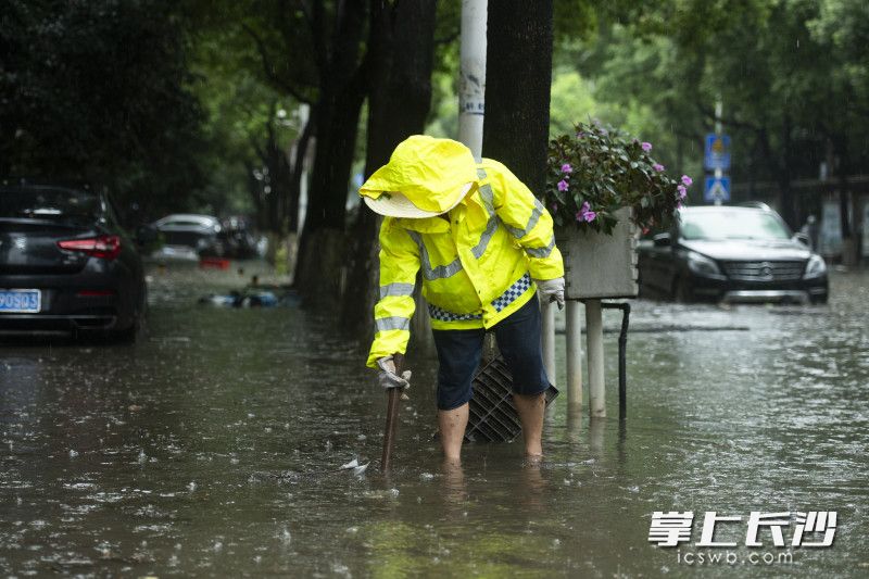 6月24日13時28分，芙蓉區(qū)曙光路,，芙蓉市政工作人員守著一處排水口,。