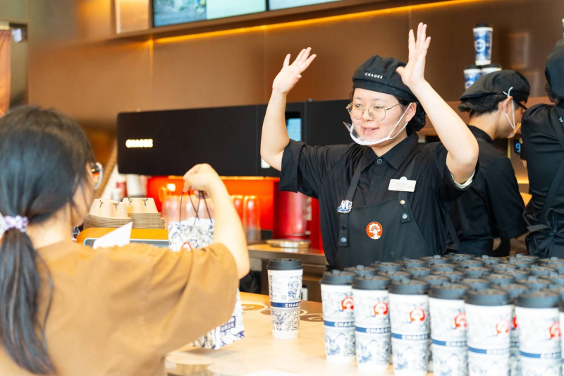霸王茶姬長沙首家“無聲門店”開業(yè),，溫暖幫扶聽障人群。 通訊員　沈月供圖